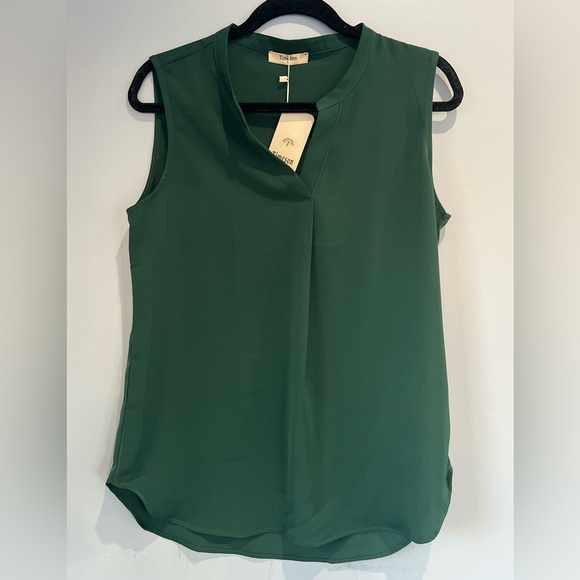 Elegant Green Sleeveless Top - Picture 1 of 3